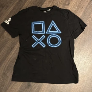 Svart t-shirt med PlayStation-motiv - Säljer en svart t-shirt storlek 158/164