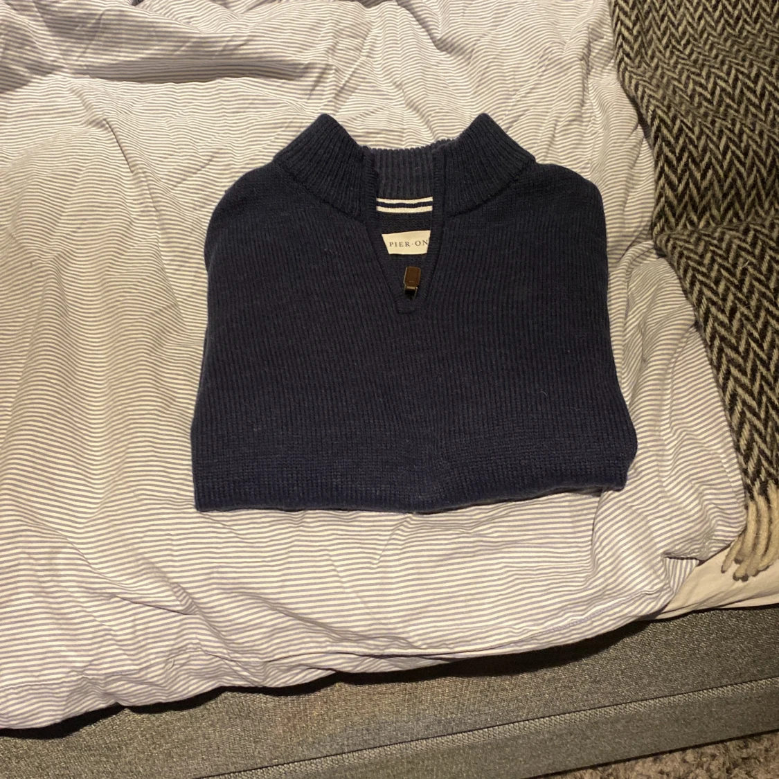 Mörkblå stickad tröja från Pier One
