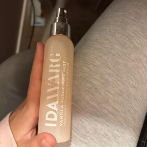 Vanilla Fudge Hair Mist från Ida Warg - Säljer en lyxig oanvänd  hårparfym från Ida Warg med doften Vanilla Fudge. Flaskan är stilren och frostad med en praktisk sprayfunktion. Perfekt för att fräscha upp håret med en söt och krämig vaniljdoft. 100% vegansk och enkel att använda.