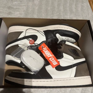 Nike Air Jordan 1 Retro High OG Dark Mocha - I nyskick använda 1-2 gånger. Följer med original kartong samt extra skosnören och flight club tag. Storlek 42 EU / 8,5 US
