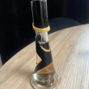 Rebl parfym rihanna  - 30ml mycket kvar 