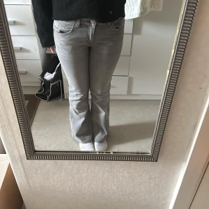 Grå bootcut jeans - Snygga grå bootcut jeans från lager 157. Uppklippt till min längd (1’53) så ganska korta, sitter tyvärr för tight på mig så säljer de💕 
