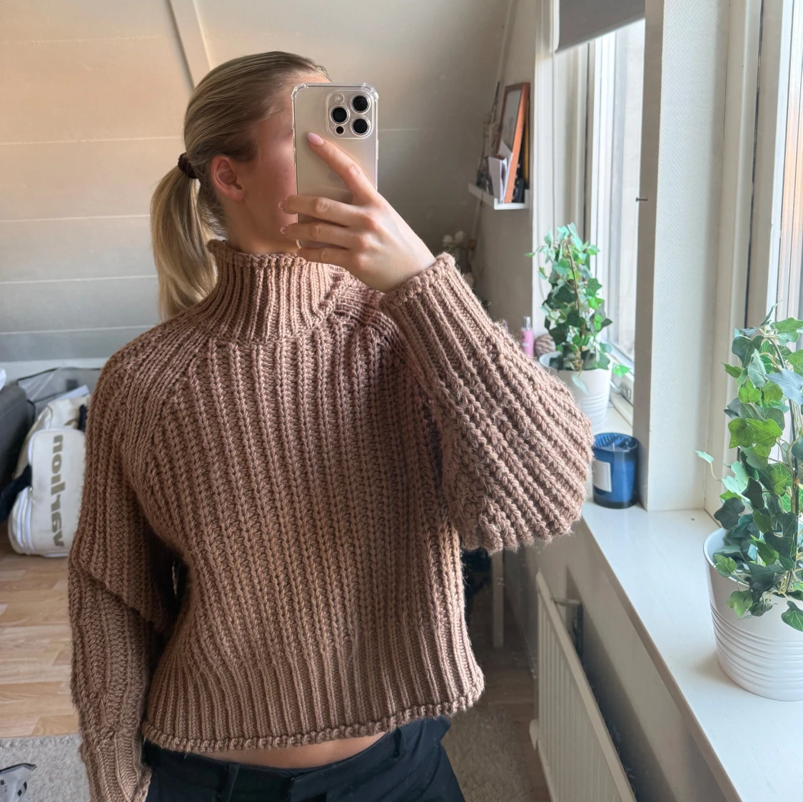 Beige stickad polotröja