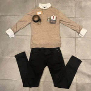 3X-bundle från, Ralph laouren, Replay och Jack&Jones  - 3X-bundle där byxor från Replay(1400 kr ny pris, st W29), skjorta från polo Ralph laouren (1200kr ny pris, St Slim-fit) och en tröja från Jack&Jones (ny pris 799, st S/M ingår.                      Inköpningspris för allt ligger på 3300kr mitt pris ligger på 1499.✅✅ tjärna över 1900kr🫣 frifrakt såklart ✅