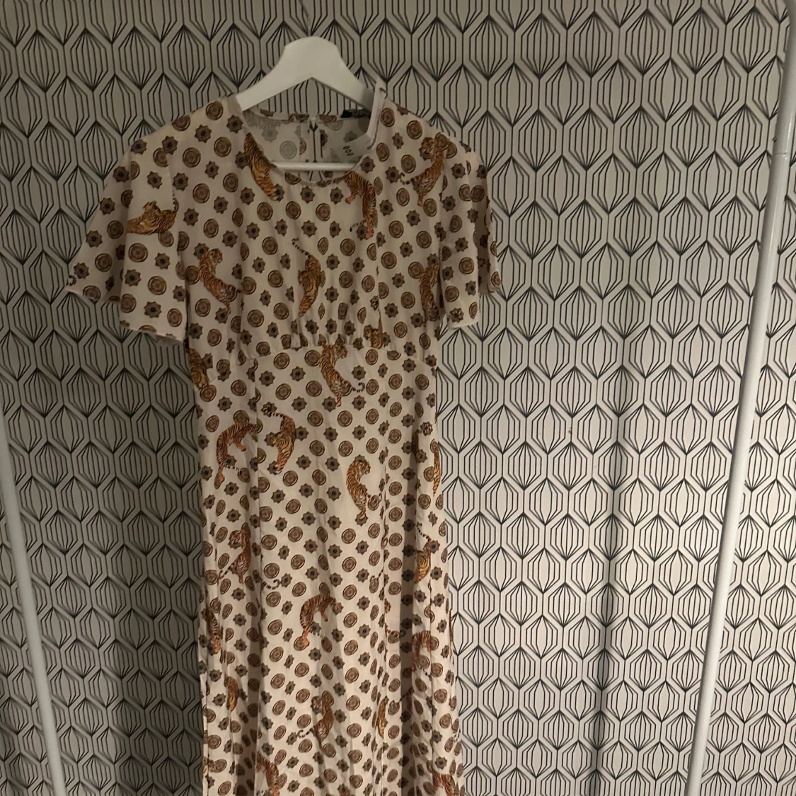 Mönstrad klänning med tigrar - 4