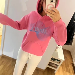 Rosa hoodie med tryck - Säljer en snygg rosa trägården hoodie! 💞
