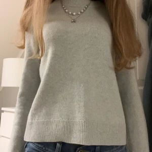 Stickad kashmir tröja COS - Sälver denna super snygga och sköna tröjan från COS i 100 % Kashmir!🥺🥰Otroligt fint skick, storlek XS men passar även S. Hör av vid frågor💕