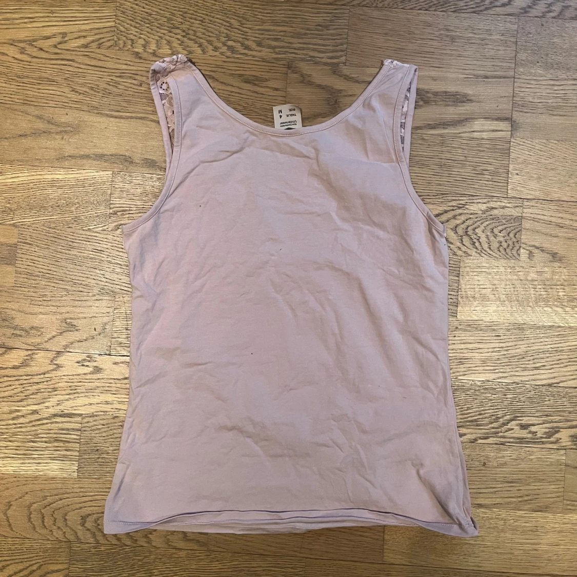 Ljusrosa ärmlös topp med spetsdetaljer - 1