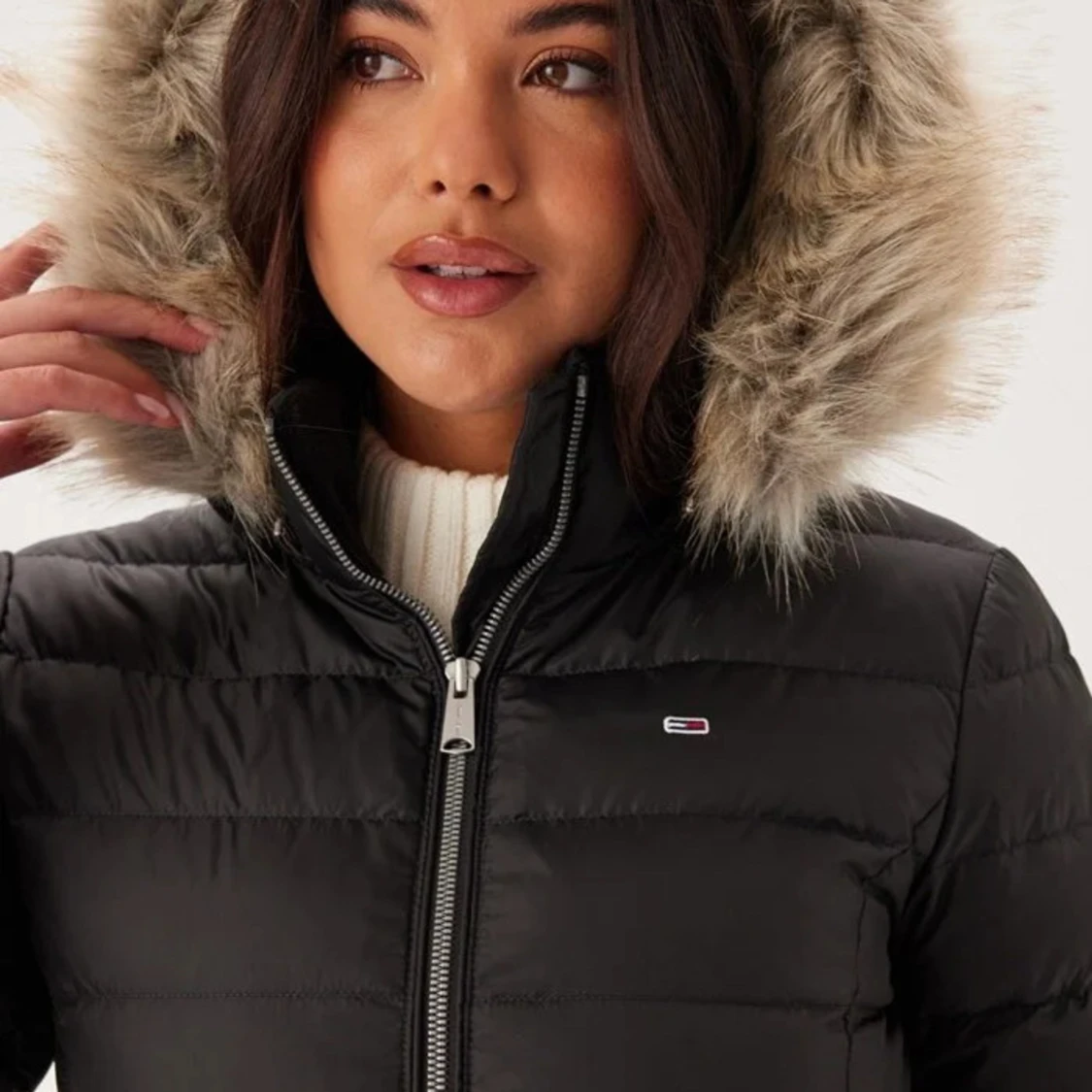 Svart dunjacka med pälskrage - 1