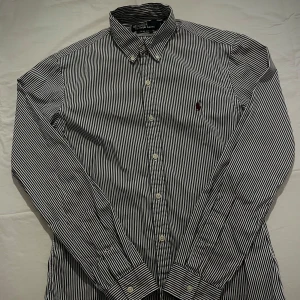 Ralph Lauren Skjorta - Ralph Lauren Skjorta | Skick: 8/10 (använd men inga defekter) | Färg: Vit och Blå | Stlk: S | Nypris: 1995kr | Mitt pris: 349kr | Tveka inte på att ställa frågor i dm!💯