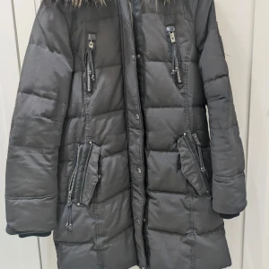 Rock and blue jacka - Säljer en svart dunjacka från rock and blue har haft den i 5 år den kostade runt 9 tusen när jag först köpte den. Bra condition inget fel med(RIKTIG PÄLS) hela inne jackan har päls