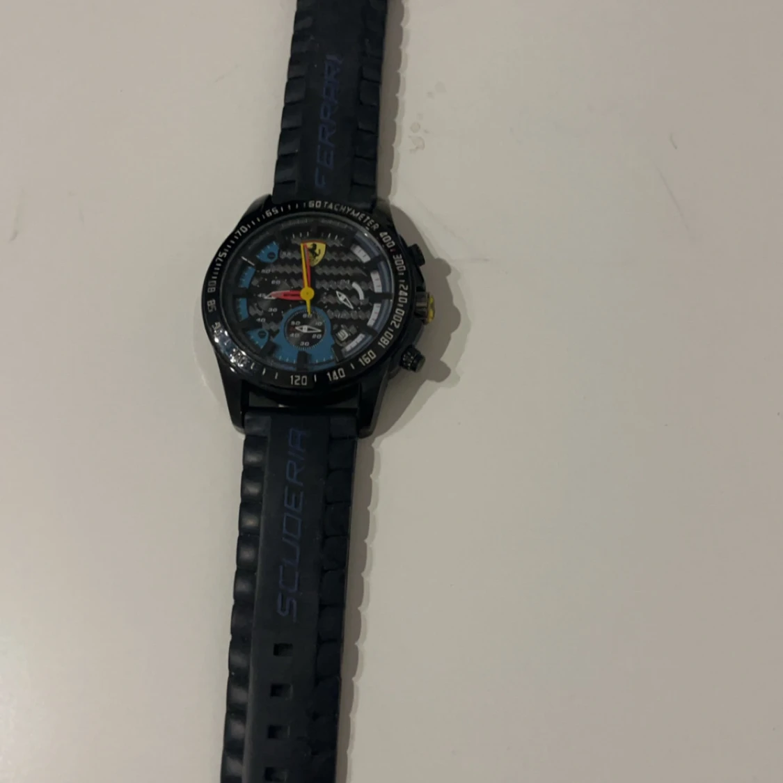 Svart klocka från Ferrari