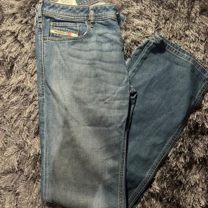 Blå jeans från Diesel - Snygga blå jeans från diesel. I storleken W 33 och L 32. Skicket är 8,5/10. Ifall du har några frågor elr bud är det bara skriva(: