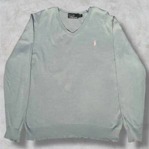 Blå Polo Ralph Lauren Sweatshirt - Ljusblå Polo Ralph Lauren V-Neck Sweatshirt Storlek L Mycket Fint skick, inga defekter Otroligt fin ljusblå färg Köp den nu via köp nu funktionen innan någon annan hinner före💸  Postar alltid inom 24h📦  Tveka inte att höra av dig om du har frågor🧐  Lägg ett prisförslag om du tycker det är för dyrt💸  Kolla min profil för andra fina kläder🛍️