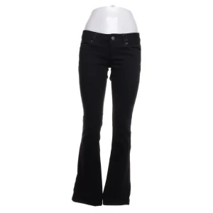 Svarta bootcut byxor från Lip Service - Snygga svarta bootcut byxor från Lip Service! Jeansen är lågmidjade och sitter superfint på! Säljer då jag inte fått andvöndning av de! Passar längre personer eller folk med långa ben!!