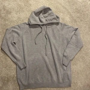 Grå Merino Hoodie - Säljer en helt ny stilren grå merinoull hoodie med dragsko i huvan. Tröjan har långa ärmar och ribbade muddar vid ärmslut och nederkant. Perfekt för en avslappnad look. Tröjan är i storlek M men sitter mer som S! Tröjan är helt ny och endast testad! Nypris; 900kr, Mitt pris; 539kr