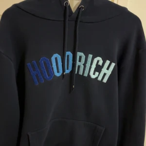 Mörkblå Hoodrich hoodie - Mörkblå hoodrich hoodie köpt för något år sen på JD för 900. Storleken är Large
