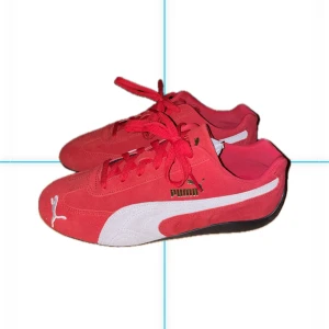 Puma speedcat, röda - Använt 1 gång bara för att se hur de såg ut, märkte att röd inte var min färg och blev missnöjd.. därav säljandet Skorna är i original skick, fortfarande original laceade och så rena att du kan spegla dig i dem. Pris går att diskutera eller nå
