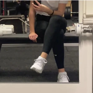 Svarta träningstights från Nike - Svarta träningstights från Nike. Har ett hål vid vaden som enkelt går att laga, se bild. 