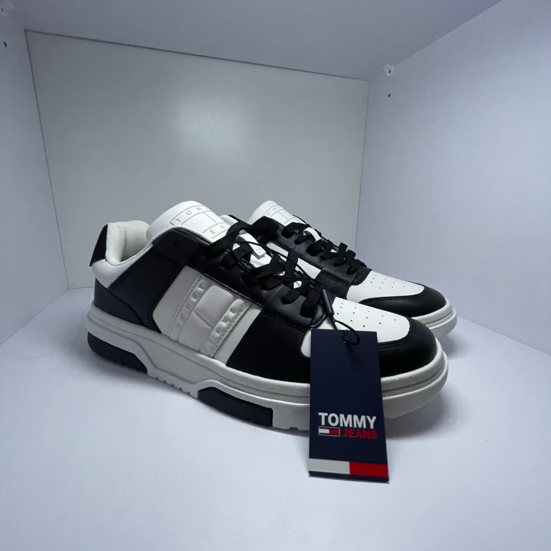 Svartvita sneakers från Tommy Jeans - 1