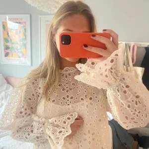 Studentklänning  - Så fin slutsåld klänning från HM perfekt till studenten, underklänning följer med. Aldrig använd🩷🩷