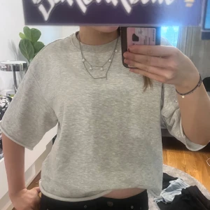 Grå t-shirt - Säljer min av klippta sweatshirt. Säljer då den inte kommer till användning. Fint skick med inga defekter❤️