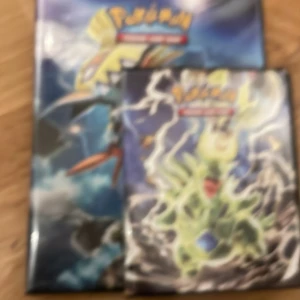Pokémon kortsamling i pärm - Säljer en Pokémon kortsamling i en pärm med flera sidor fyllda av holografiska och sällsynta kort. Perfekt för samlare eller Pokémon-entusiaster som vill utöka sin samling. Korten är i en skyddande pärm för att bevara deras skick. Hör av dig vid intresse! 🌟