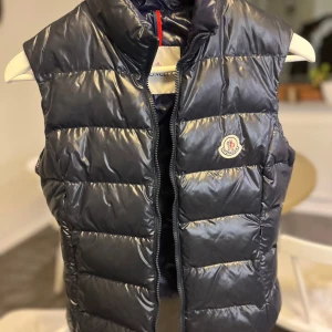 Fet MONCLER väst 🔥🔥  -  Säljer min blåa dun väst från Moncler för att jag har växt ur den den stod bara mest och samlade damm. 10/10 skick o look 