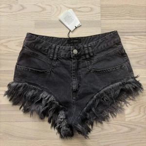 isabel marant shorts 🖤 - så snygga shorts från isabel marant, helt nya med tag (nypris ca 4000kr). storlek 38, skulle säga att de sitter som S. ok att köpa direkt 🖤