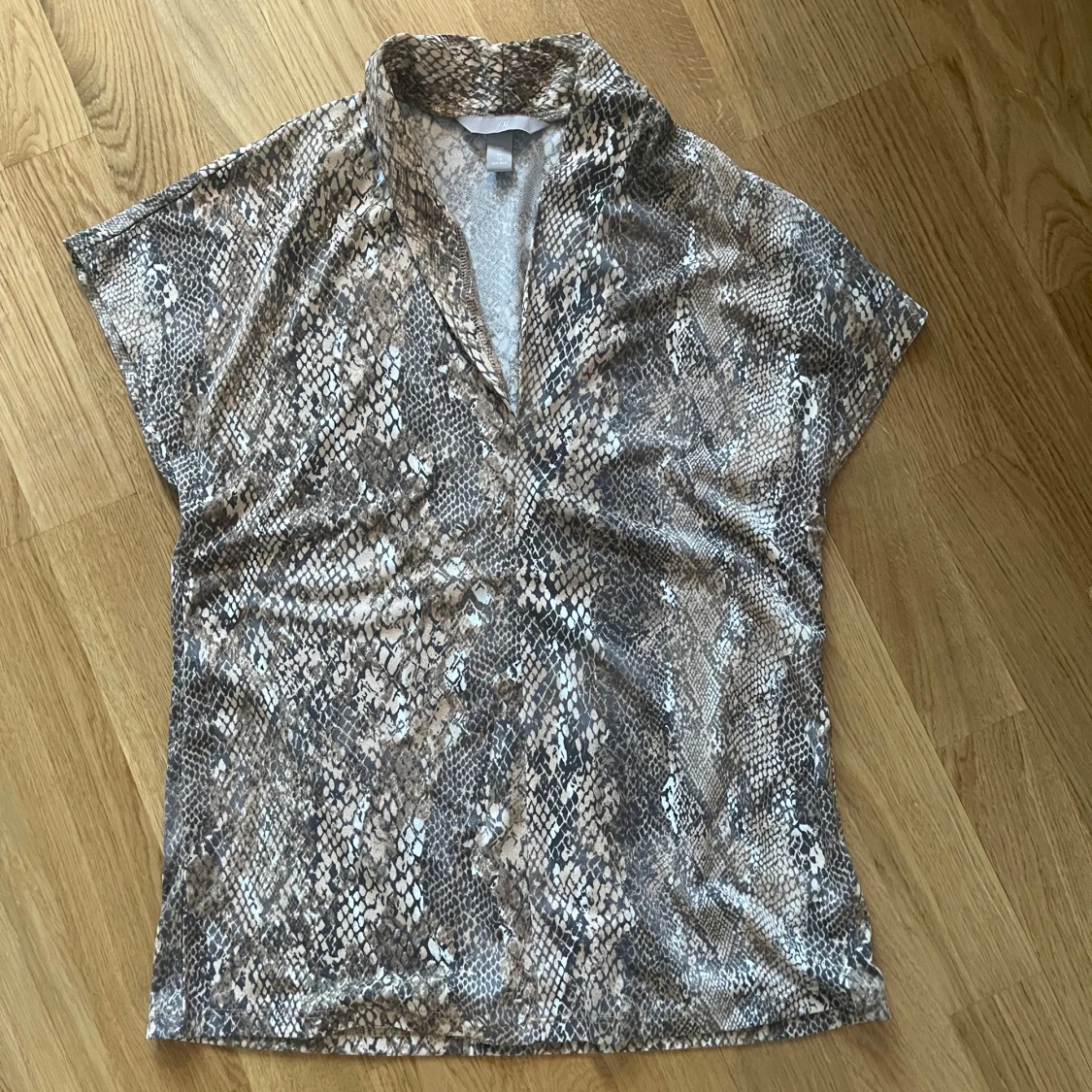 Ormmönstrad topp från H&M - 1