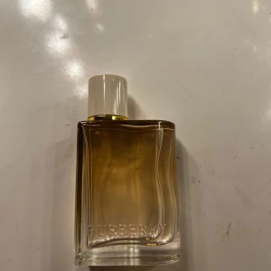 Parfym från Burberry - Burberry Her london dream, 30 ml, köpt för 600 säljer för 200/250, använd nån sprut, ganska fräsch men ändå söt efter en stund, håller hela dagen! kom gärna med egna bud 