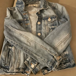 Ljusblå jeansjacka från Your Denim - Säljer en snygg ljusblå jeansjacka från Your Denim. Jackan har en klassisk design med knappar framtill och två bröstfickor. Perfekt för en avslappnad stil. 🧢👖