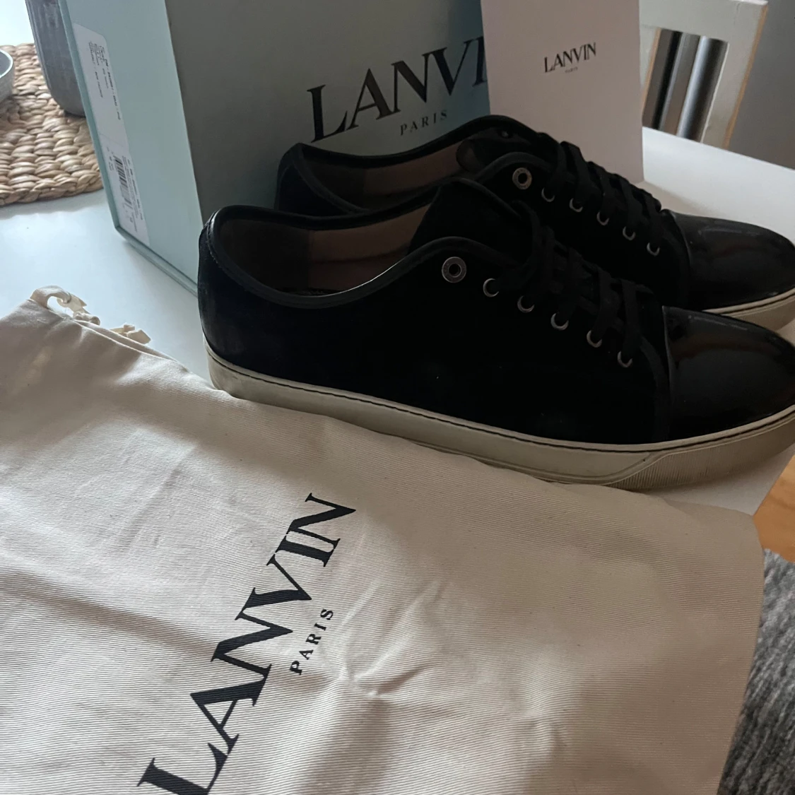 Svarta captoes från Lanvin