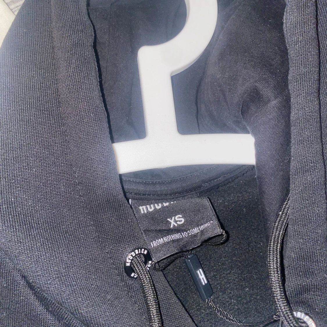 Svart hoodie från Hoodrich - 2