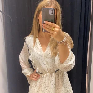 Vit prickig klänning med volangdetaljer - Jätte fin vit klänning från zara, använt typ 2 gånger och den är slutsåld nu💗