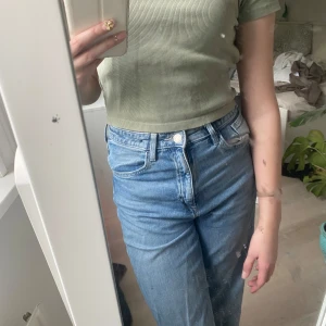 Blå jeans med hög midja - Snygga blå jeans med hög midja och wide leg från HM.