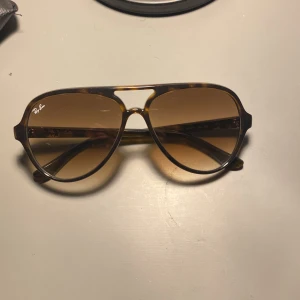 Solglasögon från Ray-Ban  - Snygga solglasögon från Ray-Ban. Modell Cats 5000. Perfekta för att ge en cool touch till din stil. Levereras med originalfodral och putsduk. Pris kan diskuteras! 