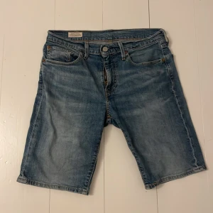 Blå jeansshorts från Levi's - Snygga blå jeansshorts från Levi's . Använda en sommar , bra i storlek. Köpta från Jeansbolaget för 499 