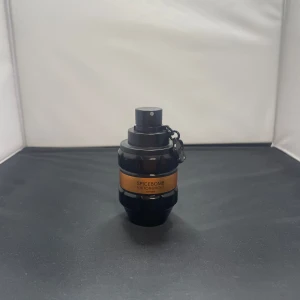 Spicebomb Extreme 45/50 ml - Viktor & Rolf spicebomb extreme 50 ml uppskattar cirka 45 ml kvar. Väldigt fin doft, luktar kryddig vanilj. Se mängd på sista bild.