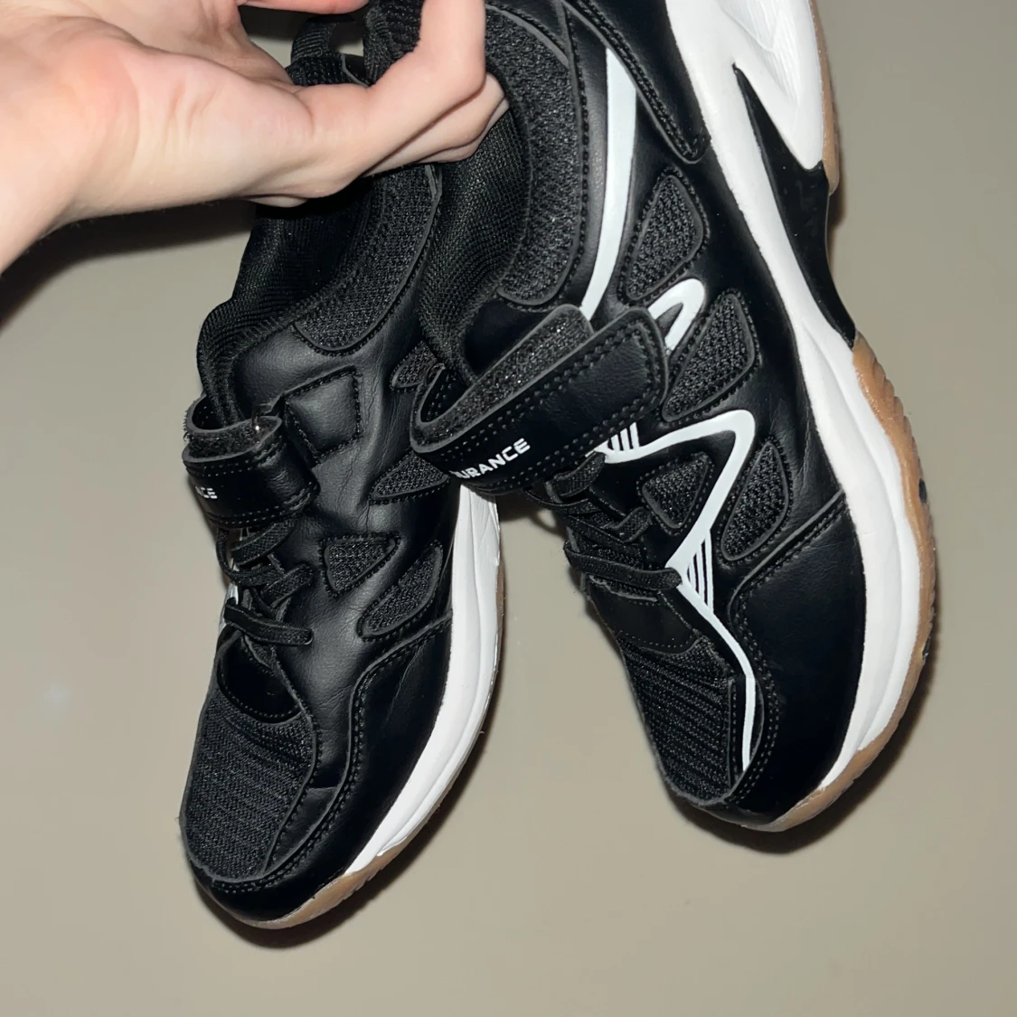 Svarta sneakers från Endurance - 2