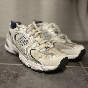 NEW BALANCE 530 - Säljer dessa new balance skorna i modellen 530. De är använda fem gånger och har inga tecken på märken och slitage. Nypris 1000-1400kr mitt pris är 350 kr. Stilrena och passar till det mesta! Hör av dig vid intresse💓