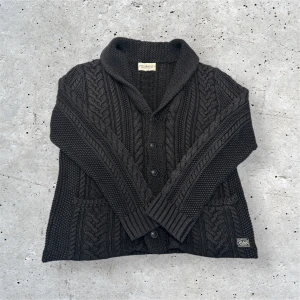 Stickad Ralph Lauren Cardigan  - Ralph Lauren Stickad Cardigan | Toppskick 8/10 finns inga defekter | Färgen svart och storlek L | Slutsåld model med ett nypris runt 4500kr | Hör av er för mer information/bilder!