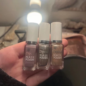 Oanvänt nagellack från Depend - Tre nagellack från Depend i olika nyanser. En lila, en glittrig silver och en glittrig guld typ. Alla är helt oanvända.
