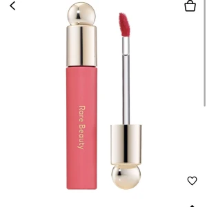 Läppglans från Rare Beauty - Snyggt läppglans från Rare Beauty i en härlig rosa nyans. Helt oanvänd och ordinarie pris är 339 kr och är i färgen happy 