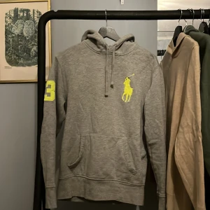 Ralph lauren hoodie - Riktigt fet Ralph lauren hoodie i skick 8/10 stolek S. Sällsynt och stilren.