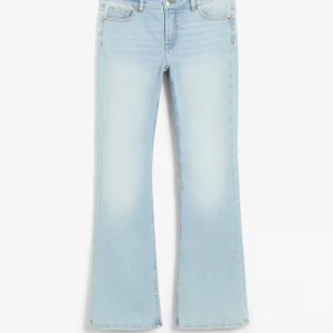 Ljusblå lowwaist jeans  - Säljer mina sparsamt använda jeans från kappahl! Supersnygga och passar perfekt till våren! Säljer då jag rensar ut 💕pris går att diskuteras vid snabb affär 