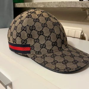 Gucci keps beige  - Säljer min Gucci keps. Den passar inte min still längre. Jag har använt den max 2-3 ggr. Box, etikett osv all kommer med. Storlek ”S”. (Inga byte) 