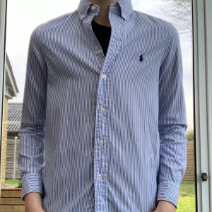 Ralph Lauren skjorta  - Säljer denna feta Ralph Lauren skjortan i storlek XXS men passar även XS. Perfekt för en uppklädd och stilig look. Skriv om ni har några frågor/funderingar 🙏