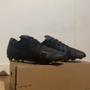Nike fotbollsskor - Nike mercurial vapor 15 club mg i storlek 43 och snyggt svart mönster med gröna dubbar,  nu när säsongen börjar så blir det dem perfekta för att få en riktigt bra start 🖤