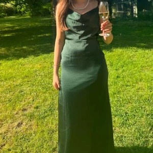 Snygg grön balklänning - As snygg som jag hade på balen förra året men kommer inte till användning nu, nyskick endast använd en gång utan defekter. Pris kan diskuteras